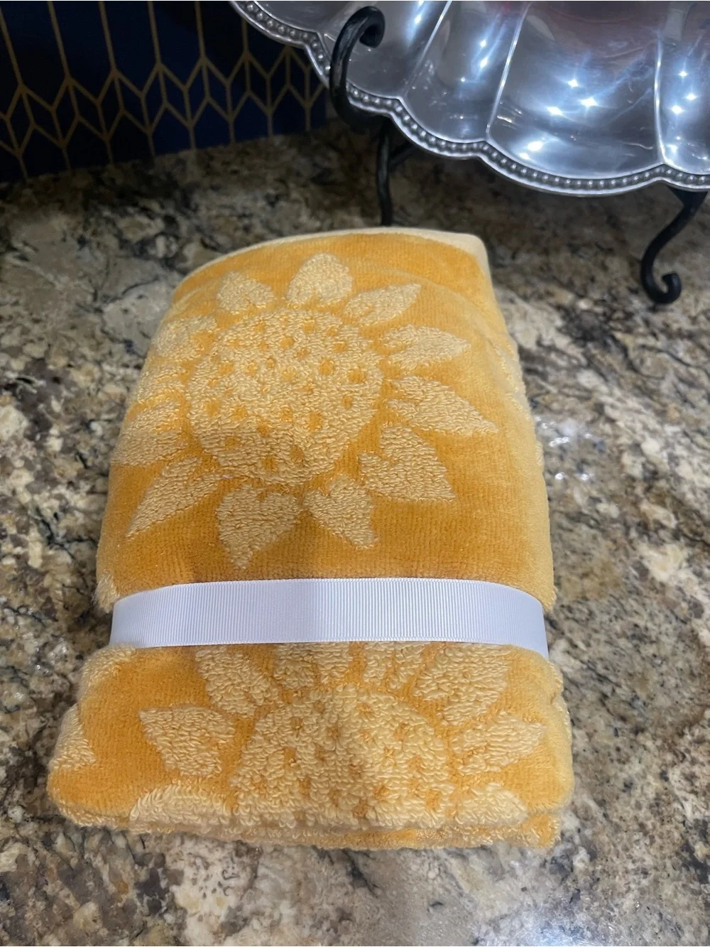 Caro Home plush yellow sunflower bath, hand, and tip towels bundle - Brand new!